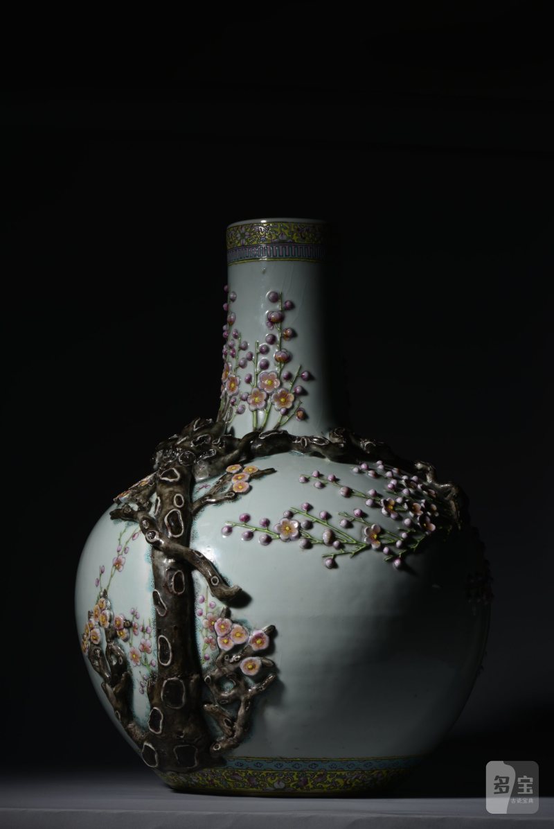 清晚期 粉彩堆塑梅枝纹天球瓶 - 图9